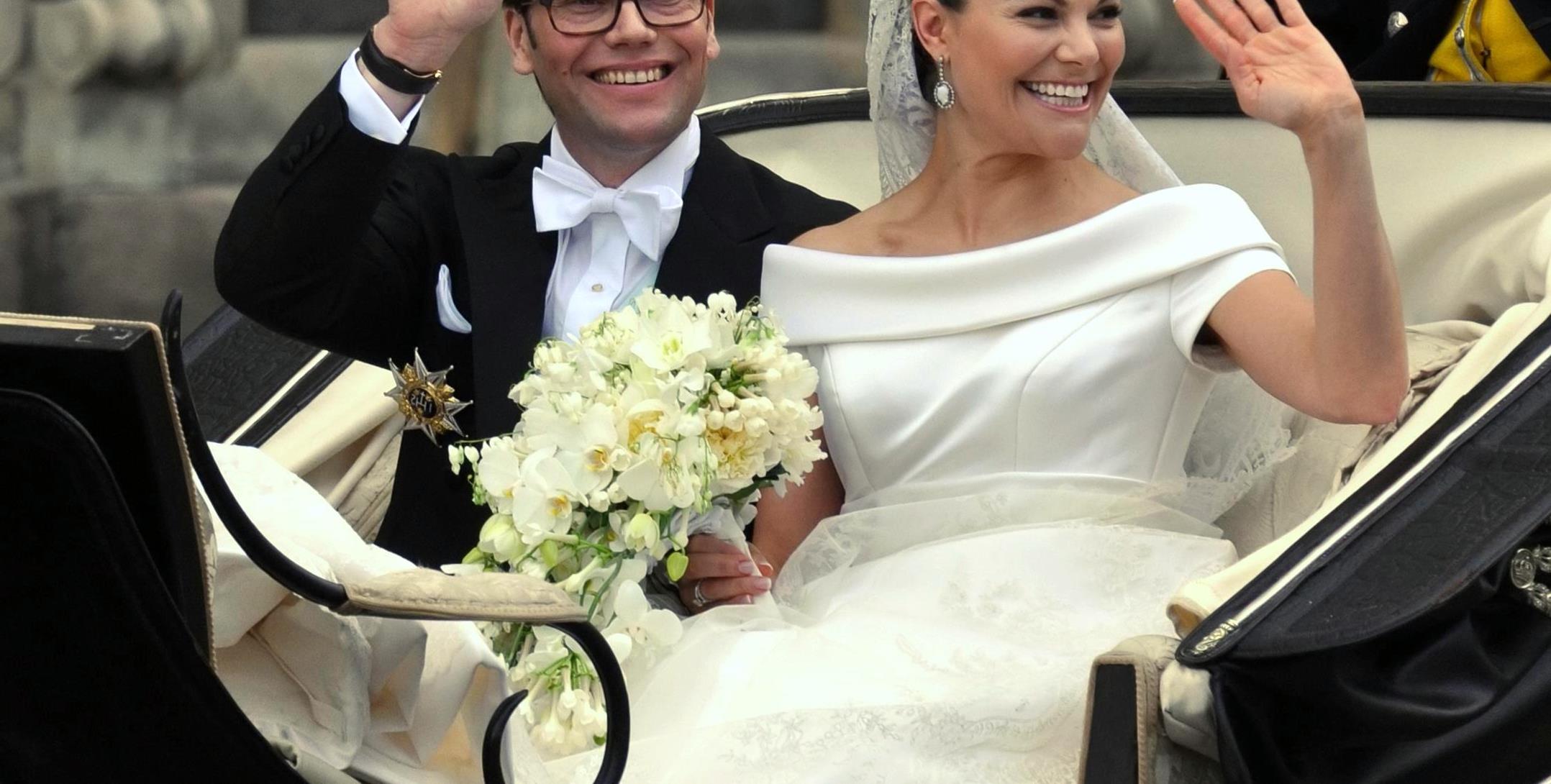 couple waving